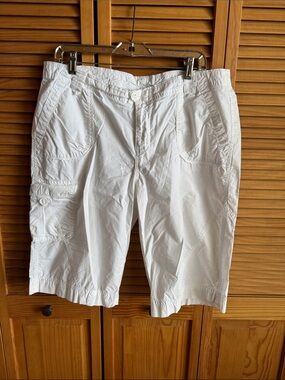COLUMBIA Women’s White Cargo/Capri Shorts